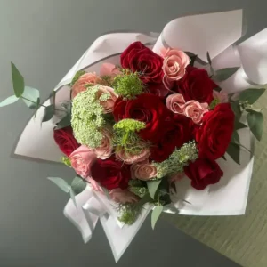 Ramo de rosas rojas, mini rosas rosas,  encanje y eucaliptos