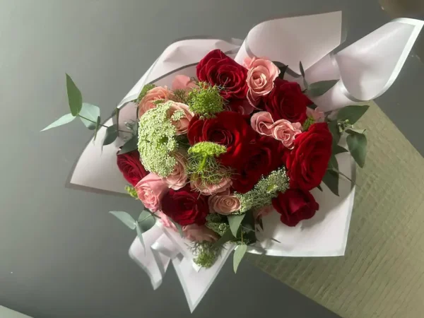 Ramo de rosas rojas, mini rosas rosas,  encanje y eucaliptos
