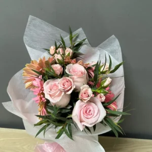 Ramo de gerberas rosas, alstroemeria y mini rosas