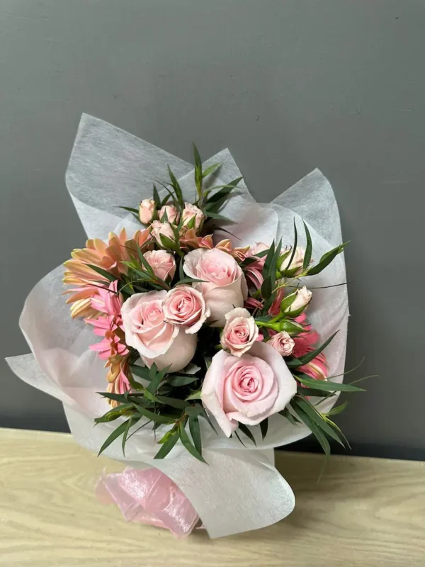 Ramo de gerberas rosas, alstroemeria y mini rosas