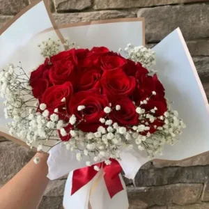 Ramo de 18 rosas rojas y follajes finos
