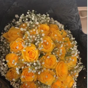 Ramo de 18 rosas amarillas y gipsophilias