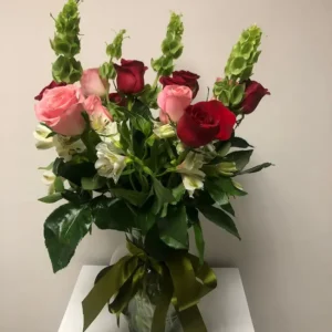 Arreglo de Rosas, Alstromerias, Molucellas en jarrón