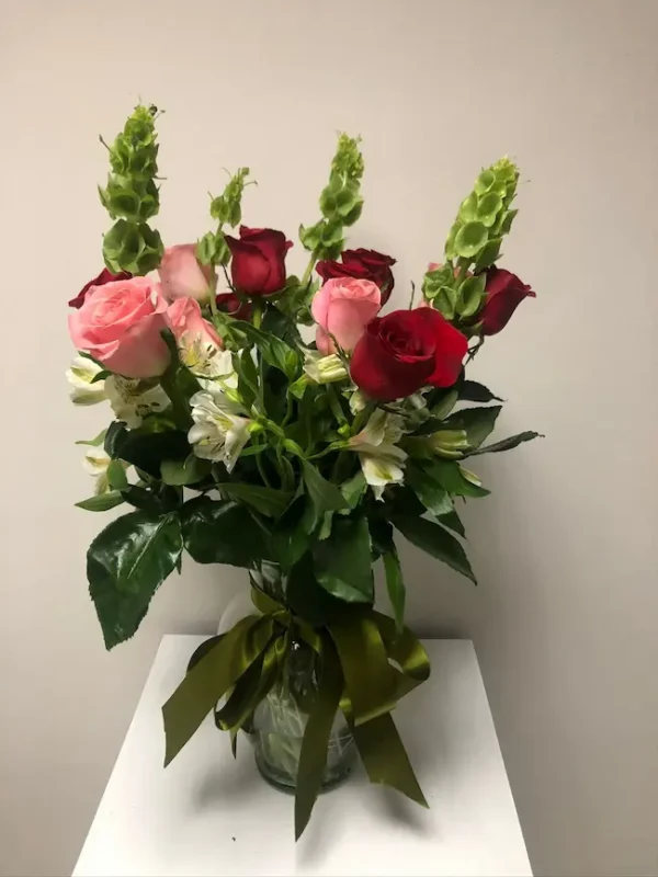 Arreglo de Rosas, Alstromerias, Molucellas en jarrón