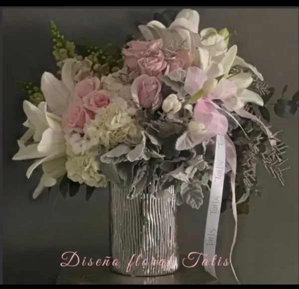 Arreglo de Casablancas, Rosas,Hortensias, Perritos, Limonium y Dustin miller