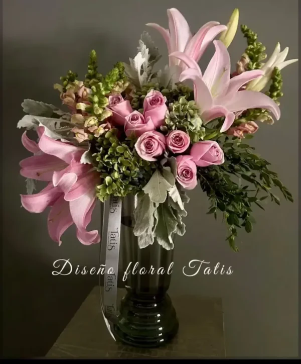 Arreglo de Rubina, Rosas, Perritos, Mini rosas, Hortensias,  Dustin miller y  Eucaliptos
